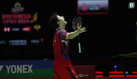 Foto Shi Yu Qi Angkat Trofi Kapal Api Indonesia Open Tuntaskan