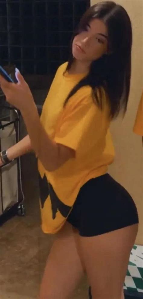 Her Ass In This Pic Scrolller
