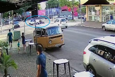 C Mera Flagra Acidente Entre Carro E Moto Na Avenida Brasil Cgn O