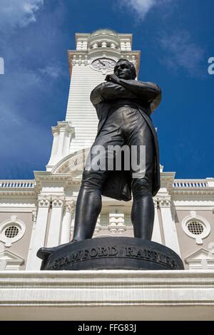 STATUE OF SIR THOMAS STAMFORD RAFFLES, FOUNDER OF SINGAPORE IN 1819 Stock Photo - Alamy