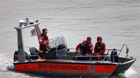 P Rten Auto Treibt Bei Waldkraiburg In Inn Mann Vor Aufprall Aus