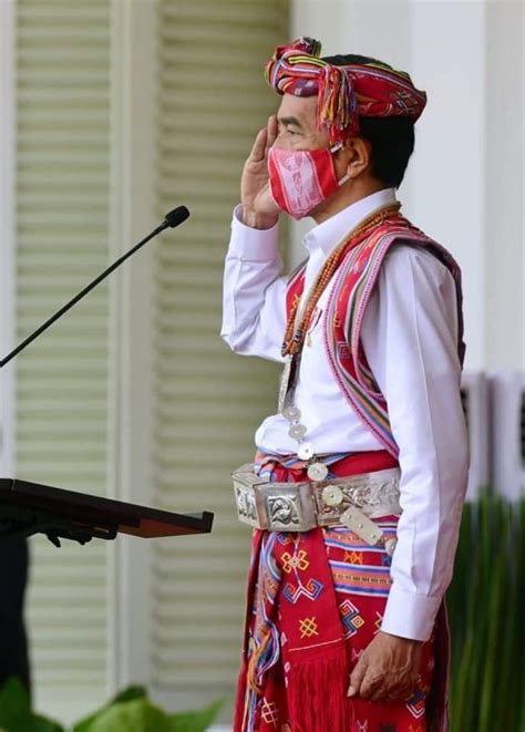 Presiden Jokowi Berbaju Adat Ntt Saat Pimpin Upacara Di Istana Merdeka