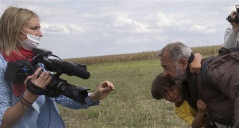 Periodista Húngara Pide Disculpas Y Asegura Pateó A Refugiados Porque