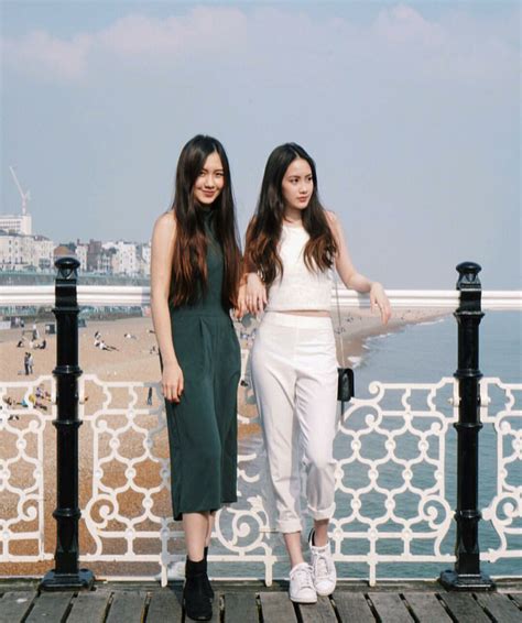 Loạt ảnh chụp với chị gái ruột chứng minh vẻ đẹp của hot girl Lào gốc Việt là do di truyền