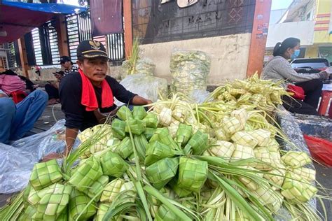 Foto Penjual Kulit Ketupat Ini Bakal Buang Barang Dagangannya Tahun