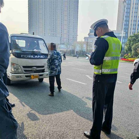 货车违法载人危害大，武汉黄陂交警依法查处 出行频道 新闻中心 长江网 Cjn Cn