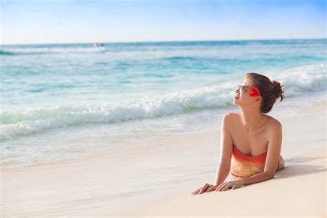 Het Portret Van Mooie Vrouw In Rode Bikini En Sunglasseswith Bloeit In Haar Liggend Op Tropisch