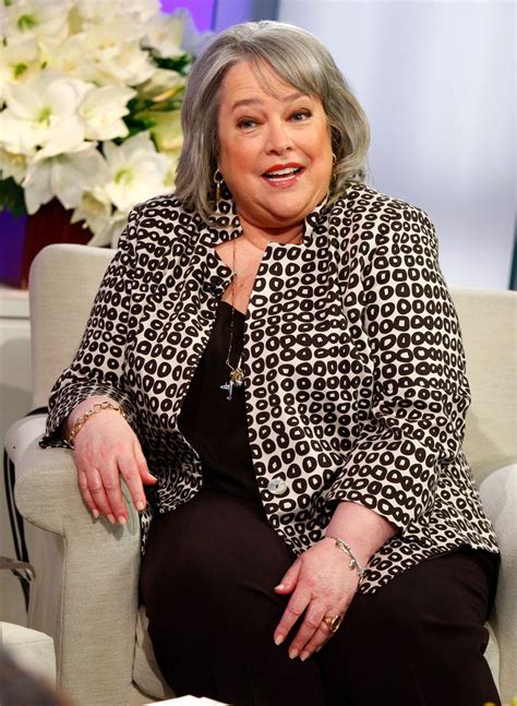 Kathy Bates da Matlock mostra perda de peso incrível e novo visual