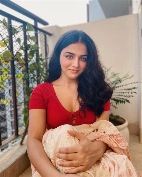 Wamiqa Gabbi Exposed Her Hot Cleavage In The Saree With A Red Blouse