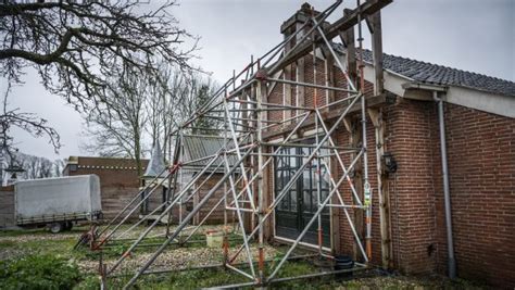 Al Jaren Beheersen Aardbevingen Het Leven Van Hilda Kruipt Onder Je