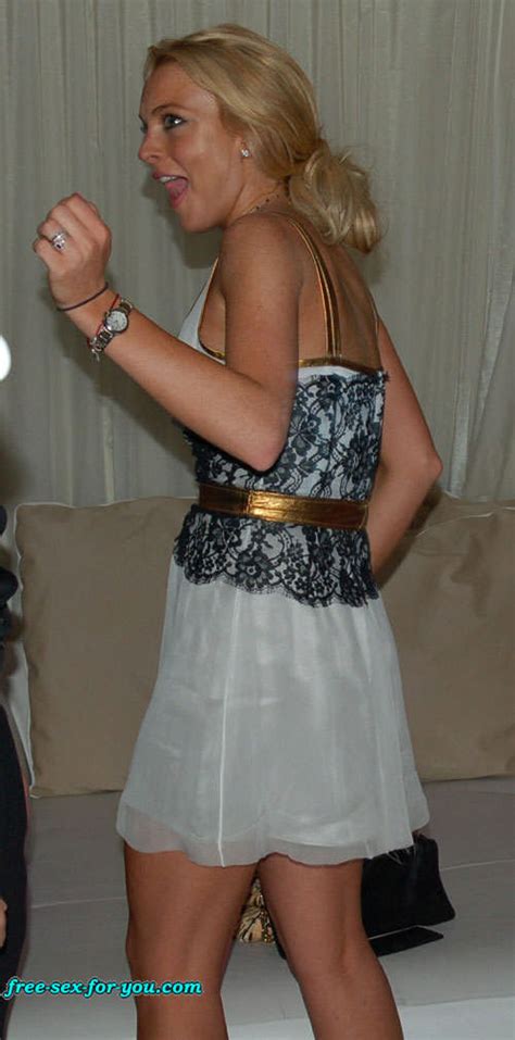 Lindsay Lohan Sexy Posing And Nipple Slip Paparazzi Pictures Porn Pictures XXX Photos Sex