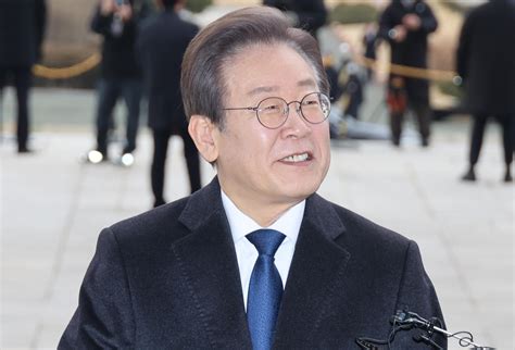 South Korean opposition leader returns to work 15 days after stabbing - EFE 