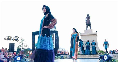 Siaran Pers Menparekraf Apresiasi East Java Fashion Harmony Kembali