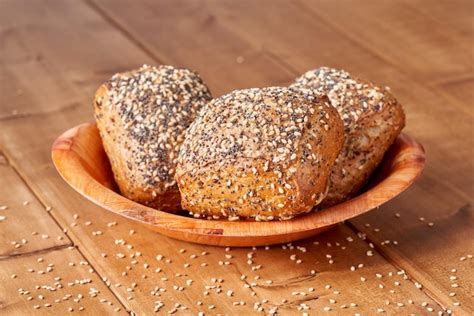 Bollo Con Semillas De Amapola Y S Samo En La Mesa De Madera Foto Premium