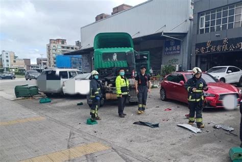 林口7車事故！曳引車失控連撞6輛路邊臨停車 肇事原因疑司機開車恍神 中天新聞網