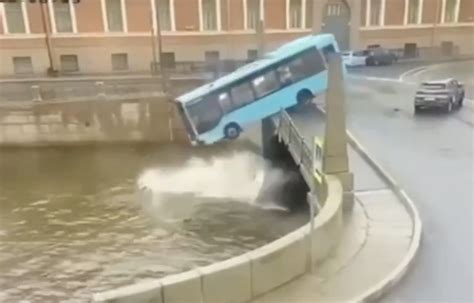 San Pietroburgo Autobus Sbanda E Precipita Nel Fiume Tre Morti E