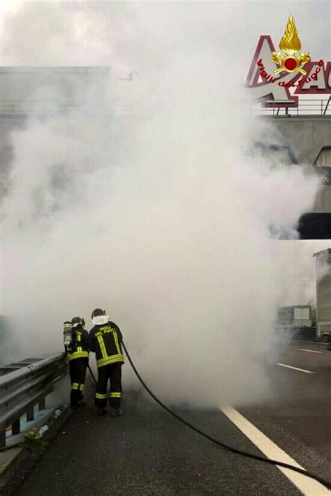 Spettacolare Incendio In Autostrada A Fuoco Una Macchina In Transito