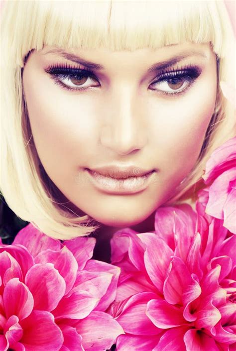 Fille Blonde Avec Des Fleurs Photo Stock Image Du Mode Marguerite