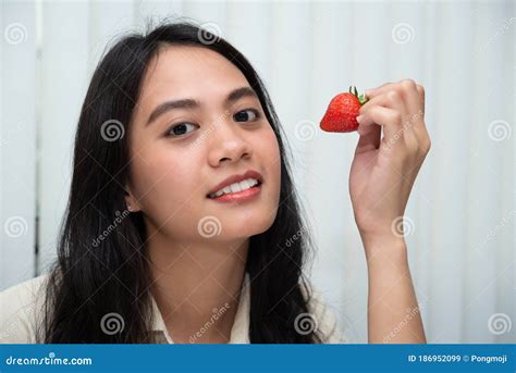 Woman Eat Strawberry Red Berry Fruit Sweet Juicy Stock Image Image Of Health Juicy 186952099