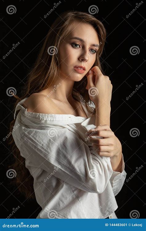 Fille Sensuelle Se Déshabillant Image stock Image du charmer dame