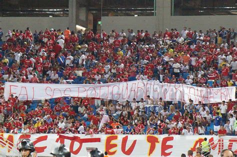 PM recolhe faixa de protesto da torcida do América RN veja fotos