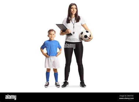 Niño posando junto a un entrenador de fútbol femenino aislado sobre