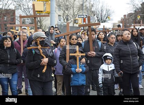 Les Paroissiens De Diverses Glises Marchent Les Gares De La Croix