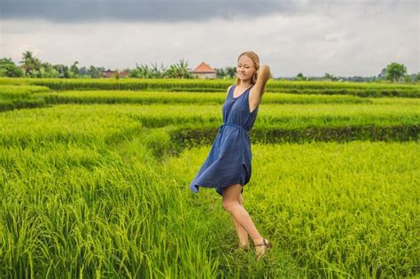 Mujer Joven En La Plantaci N De Campo De Arroz En Cascada Verde Bali