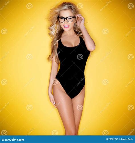 Sexy Blonde Frau In Einem Badeanzug Stockbild Bild Von Sch Nheit Vollbusig