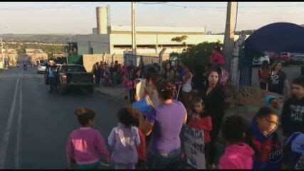 Protesto de professores e pais pede mais segurança em escola de São