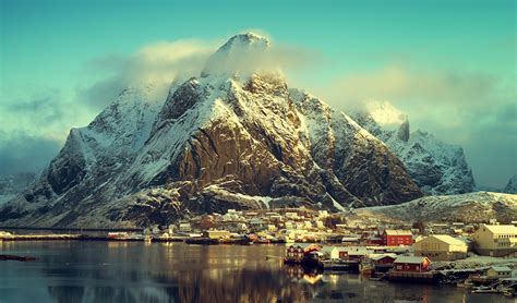 Fondos de Pantalla 2560x1504 Noruega Montañas Casa Costa Islas Lofoten