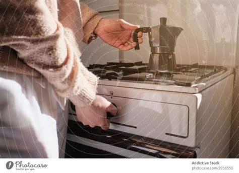 Frau Bereitet Kaffee Auf Dem Herd Zu Ein Lizenzfreies Stock Foto Von