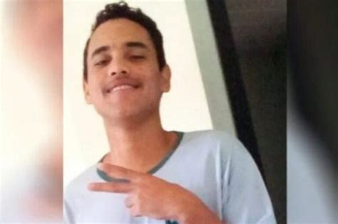 Dois São Presos Suspeitos De Matar Jovem Com Mais De 70 Facadas Em