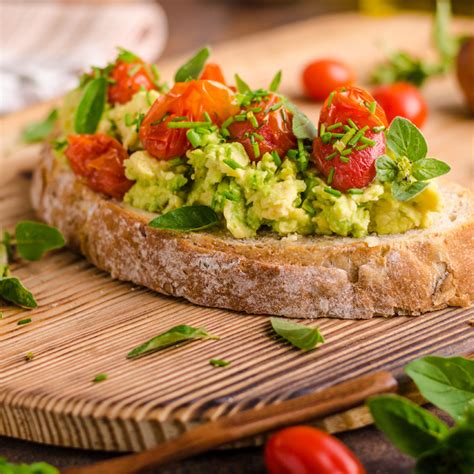 Tosta De Aguacate Con Tomates Cherry Asados