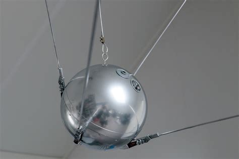 Sputnik-1 scale model - Onnozone