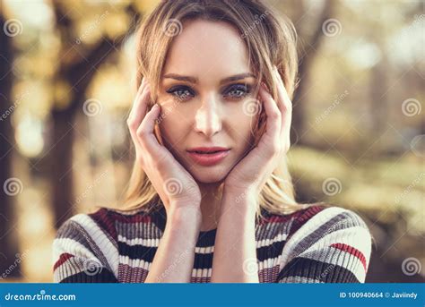 Portrait En Gros Plan De Jeune Femme Blonde Avec Des Yeux Bleus Photo Stock Image Du Pose