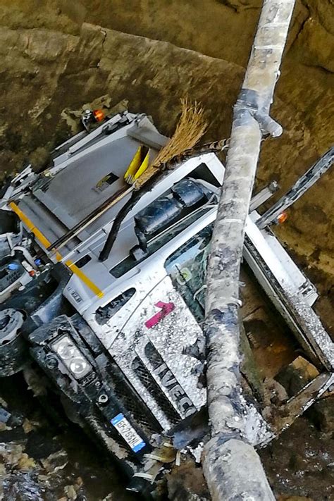 A Casoria In Provincia Di Napoli Un Camion Dei Rifiuti Precipitato