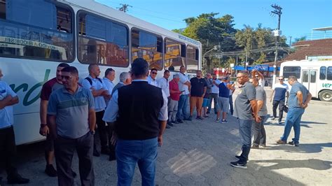 Motoristas do transporte público fazem paralisação em Ubatuba SP