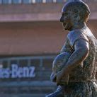 Conocé la estatua de Juan Manuel Fangio que se luce en Alemania