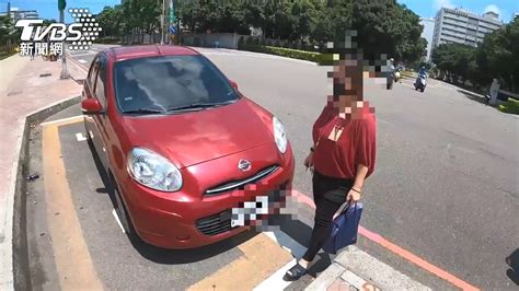 婦人待轉區當車格 被勸後移車停人行道