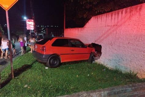 Condutor e passageiro ficam feridos após carro bater em muro de CMEI no