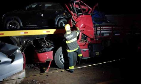 Acidente Entre Quatro Carros E Dois Caminh Es Mata Uma Pessoa Na Mgc