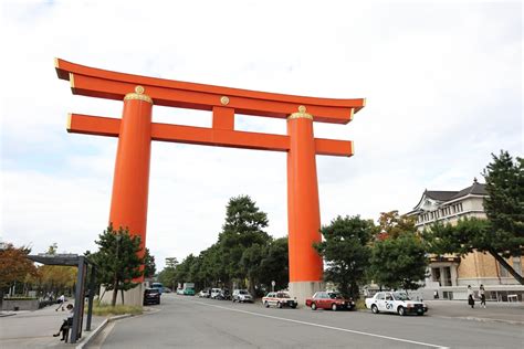 【京都】平安神宮の見どころ・歴史・写真スポットまで紹介！日本最大級の大鳥居と美しい神苑を楽しもう｜るるぶandmore