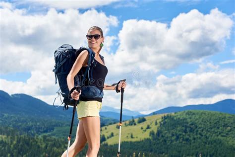 El Caminante De La Mujer Que Camina En La Colina Herbosa Mochila Que