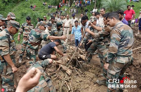 印度北部两辆巴士遇山体滑坡至少7人死亡组图 国际在线