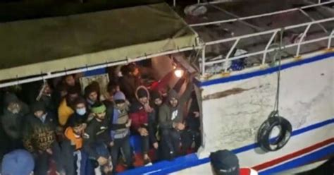 Maxi Sbarco Di Migranti In Calabria 650 A Roccella Ionica Arrivati Da