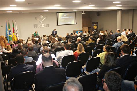 Autoridades e entidades municipais se reúnem no lançamento do Instituto