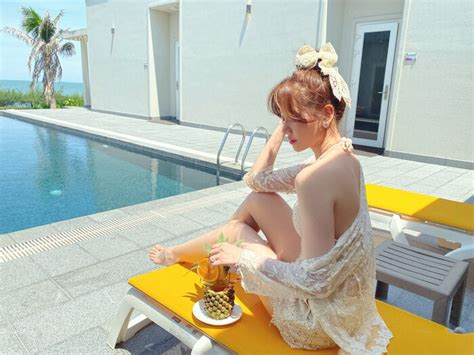 Hari Won tung ảnh bikini gây sốt trẻ trung ở tuổi 35