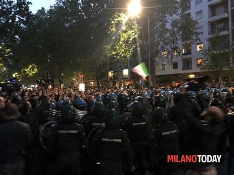 Tensione Alta Tra La Polizia E I Manifestanti Di Estrema Destra Foto C