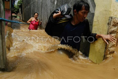 Evakuasi Banjir Antara Foto